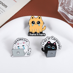 Broche en émail personnalisée « Chat de bureau mignon qui travaille dur, pas <span class=keywords><strong>le</strong></span> temps de pleurer » – Cries In Corporate « J'aime pas ça ici » – Badge de revers, bijou, cadeau - Product Image 3