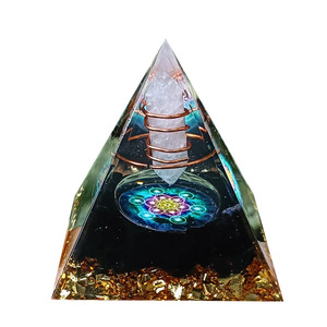 Pyramide en résine époxy avec pierres de cristal, ornement de bureau avec fonction lumineuse pour la décoration d'aquarium et la décoration de la maison, cadeau - Product Image 5