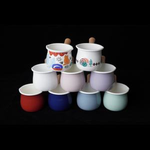 Famille de noël le plus populaire 500 ML chaleur casserole à lait marmite alimentaire Mini <span class=keywords><strong>pot</strong></span> à lait en fonte émaillée avec manche en bois anti-brûlure - Product Image 6