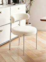 Chaise de salle à manger minimaliste moderne en acier inoxydable brossé avec siège ergonomique et profil fin pour maisons contemporaines