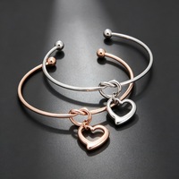 Bracelet jonc ouvert en acier inoxydable plaqué PVD avec breloque cœur, étanche et hypoallergénique pour femme