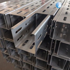 Version légère de chemin de câbles ventilée avec <span class=keywords><strong>plaque</strong></span> d'épissure universelle moulée intégrée pour joints droits et coudés - Product Image 5