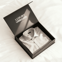 Boîtes cadeaux rigides à rabat magnétique de couleur noire avec logo personnalisé en argent chaud pour chemises pour hommes, vêtements de qualité supérieure, emballage de vêtements