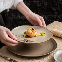 Assiette plate en porcelaine noire en forme de pavé écologique Nouveau design Vaisselle en céramique Assiette japonaise Plats pour hôtel et restaurant