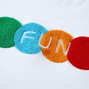 T-shirts blancs personnalisés en coton Pima avec écusson coloré en chenille pour hommes - Product Image 3