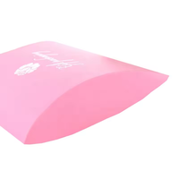 Boîte en carton rigide recyclable personnalisable avec logo argenté en relief, taille sur mesure, design coussin rose, cadre photo, pelliculage mat