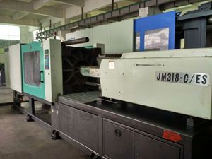 Machine horizontale de moulage par injection de plastique de seconde main <span class=keywords><strong>318</strong></span> tonnes Chen Hsong JM318 C ES en stock - Product Image 6