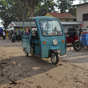 Vehículo Ligero Comercial Eléctrico de Tres Ruedas <span class=keywords><strong>Piaggio</strong></span> Ape, Triciclo Eléctrico de Pasajeros con Techo - Product Image 2