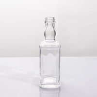 Vente en gros de flacons en verre transparent miniatures de 50 ml avec poignée pour l'alcool, les boissons et la promotion