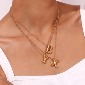 Collana Personalizzata con Lettere a Bolla 26 Stile Chubby Gioielli con Iniziali a Palloncino in Acciaio Inox Placcato Oro per Donne - Product Image 4