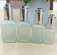 En stock : Flacon carré brun avec fond en maille, flacon compte-gouttes de 30 ml, flacon d'huile essentielle transparent, flacon de sérum de 10 ml.