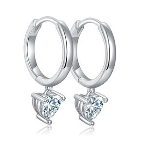 Pendientes de Aro con Piedras de Silicona de 5*5mm de All Fashion Boutique, Forma de Corazón Plateado con Patrón de Llave, con Moissanita como Piedra Principal - Product Image 1