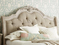 Lit capitonné en tissu de style provincial français, avec cadre en bois sculpté à la main, finition vieillie, disponible en tailles King et Queen pour chambre à coucher