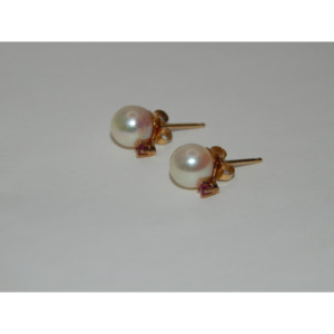 Pendientes de perlas cultivadas de oro de 14K con rubí satélite - Product Image 1