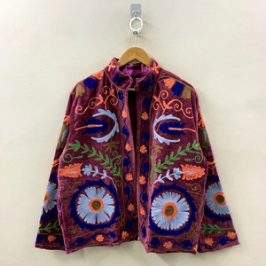 Chaqueta de terciopelo morado de lujo hecha a mano para mujer, con bordado floral a mano, elegante chaqueta de manga larga estilo Rajasthani Suzani. - Product Image 1