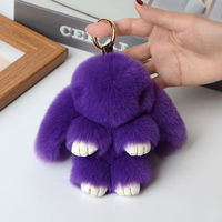 Porte-clés en peluche lapin mignon et doux de 18 cm avec pompon en fausse fourrure, rembourrage en coton PP et motif brodé