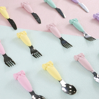 Vente en gros d'assiettes divisées en silicone avec succion série de noeuds bavoir cuillère couteau fourchette ensemble de repas en silicone pour l'alimentation de bébé