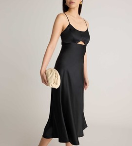 Elegante Vestido Midi Negro de Seda con Detalle Recortado, Tirantes Finos, Corte Ajustado y Dobladillo Evase, Ideal para Fiestas - Product Image 6