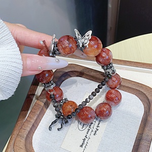 Pulsera de Cristal de Flor de Goma Roja Natural de Alta Calidad con Borlas de Mariposa - Cadena de Mano Única para Hombres y Mujeres - Product Image 1