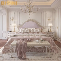 Lit élégant en tissu violet pastel avec tête de lit en bois ornée, idéal pour créer une ambiance romantique et douce dans la chambre d'une adolescente.