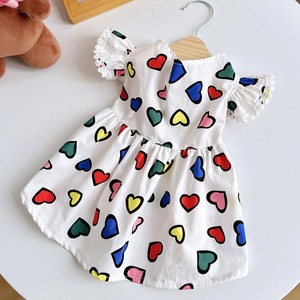 Robe mignonne à imprimé cœur et manches courtes, adaptée aux chats et aux chiens, parfaite pour toutes les saisons. Conception sans manches pour animaux de compagnie - Product Image 1