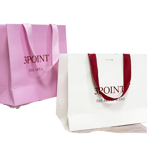 Sac cadeau de luxe personnalisé en papier blanc recyclable avec fleurs imprimées et votre propre logo pour chaussures et vêtements - Product Image 1