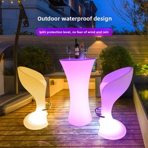 Set di Tavolo, Sedie e Sgabelli Luminosi a LED in Plastica per Bar, Giardino, Patio, Eventi, Feste, Discoteche e Hotel - Product Image 1