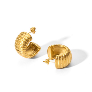 <span class=keywords><strong>2023</strong></span> étanche bijoux en acier inoxydable 18K plaque d'or boucles d'oreilles large <span class=keywords><strong>pain</strong></span> Texture CC en forme de boucle d'oreille pour les femmes YF3596 - Product Image 1