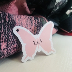 Étiquettes volantes et étiquettes de scellage en papier pour vêtements, personnalisées en forme de papillon, avec nom de marque et logo - Product Image 5