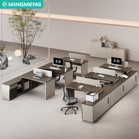 Table d'ordinateur en bois de luxe au design moderne, bureau contemporain et chaises pour utilisation en bureau