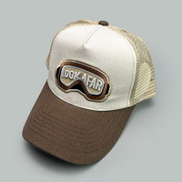 Usine de fabrication de casquettes spécialisée dans la personnalisation de casquettes pour chauffeurs de camion avec casquettes de baseball structurées en maille, broderie de patchs et visière incurvée
