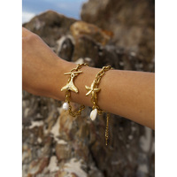Bracelet élégant en acier inoxydable plaqué or 18 carats, style contemporain, avec breloques étoile de mer, coquillage et conque, design océanique minimaliste, cadeau bijou