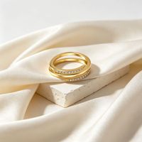 Bague croisée en laiton plaqué or 14K avec bande pavée et zircone blanche incurvée, bague géométrique pour femme, vente en gros