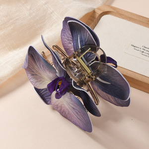 Une coiffe ornée d'orchidées violettes dégradées aux textures florales réalistes, une coiffe haut de gamme de style français. - Product Image 2