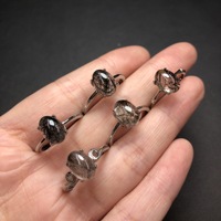 Vente en gros de bague en quartz rutile noir Quartz de cheveux noirs naturels Bague en pierres précieuses de mode simple avec incrustation de bronze