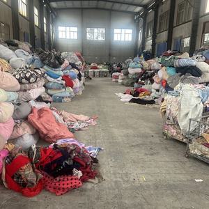 เสื้อยืดแบรนด์เนมมือ<span class=keywords><strong>สอง</strong></span>ใหม่  เสื้อผ้าผู้ชาย<span class=keywords><strong>มือ</strong></span><span class=keywords><strong>สอง</strong></span> และเสื้อผ้าผู้หญิงแบบคละ  บรรจุในกระสอบสำหรับขายส่งจำนวนมาก - Product Image 5