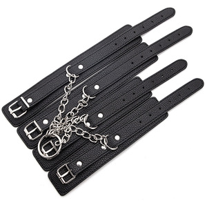 Esposas de cadena de cuero negro con cadena y hebilla de metal para bondage y sujeción, uso adulto. - Product Image 1