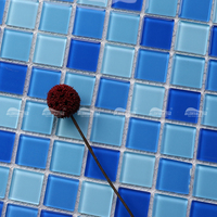 Échantillon gratuit, fournisseur OEM, mosaïque de verre cristal vert bleu aqua irisé à fusion à chaud pour mur, sol, piscine