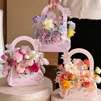 Boîte d'arrangement floral artisanal en forme d'arche avec papillons pour la Fête des Mères, fleurs fraîches - Cadeau et artisanat