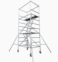 Échafaudage en aluminium à montage rapide avec échelle inclinée, roulettes, étais triangulaires, panneau de garde-corps et cadre léger