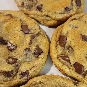 Biscuits au chocolat brun de Dubaï avec garniture à la pistache, étiquette privée personnalisée, biscuits moelleux aux pépites de chocolat - Product Image 1