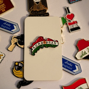 Elegante Spilla Moderna in Metallo Smaltato con Design Culturale Regionale e Mappa Nazionale per Decorazione Cover Telefono - Product Image 6