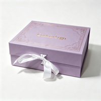 Boîte rigide pliable mat lilas avec motif européen gaufré, logo estampé à chaud, fermeture à ruban, boîte cadeau