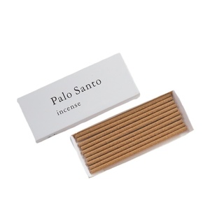 Handgemaakte, ecovriendelijke Chinese houten wierookstokjes met witte salie & sandelhout geuren en wierookhouder - Product Image 1