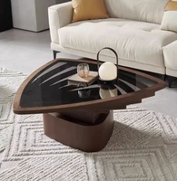 Table basse en bois de style moderne avec plateau en verre en forme de triangle pour salon