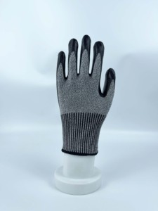 Guantes de Trabajo Resistentes a Cortes ANSI A5 Nivel 5, Color Gris, Ajuste Elástico Cómodo, Protección Anticorte, Recubrimiento de PU Negro - Product Image 3