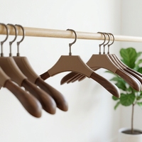 Cintre de luxe en bois massif rembourré en cuir, antidérapant, simple niveau, pour armoire domestique, magasin de vêtements, salle de bain, costumes et manteaux pour hommes