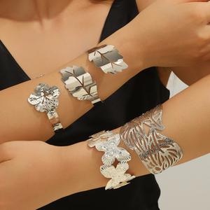 Brazaletes de Mariposa Huecos Ajustables de Banda Ancha, Geométricos y Modernos, de Aleación Dorada para Mujer, Ideales para Fiestas - Product Image 1