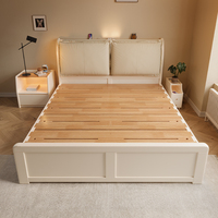 Cadre de lit en chêne massif blanc de style contemporain avec tête de lit simple, lit moelleux et coffre de rangement en bois pour chambre à coucher (maison/hôtel)