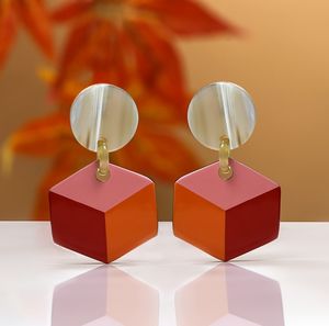 ต่างหูทำมือจากเขาควายธรรมชาติ ยี่ห้อมินห์เจียง คราฟท์ ขัดเงาอย่างประณีต เครื่องประดับแฟชั่นที่ยั่งยืน - Product Image 1